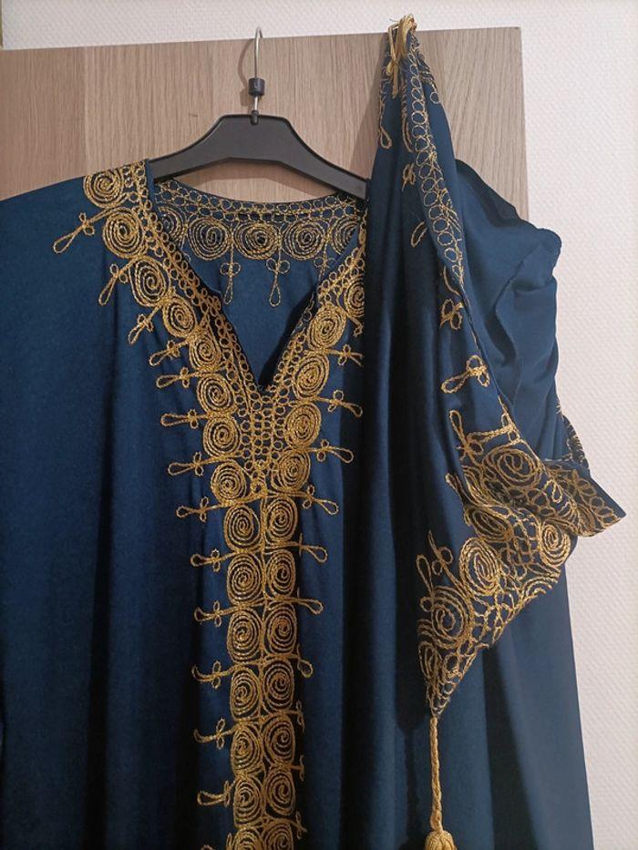 Caftan bleu roi/or avec sa cape - photo numéro 2