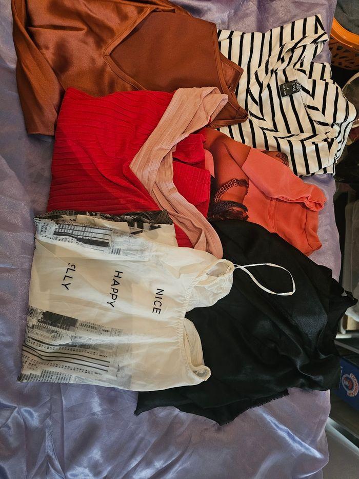 Lot  de plus de 150 vêtements neufs ou mit 1 ou 2 fois, T40 42  robes , salopettes,t shirts,vestes, botte ,sac guess et desigual,manteau,chaussures,... - photo numéro 2