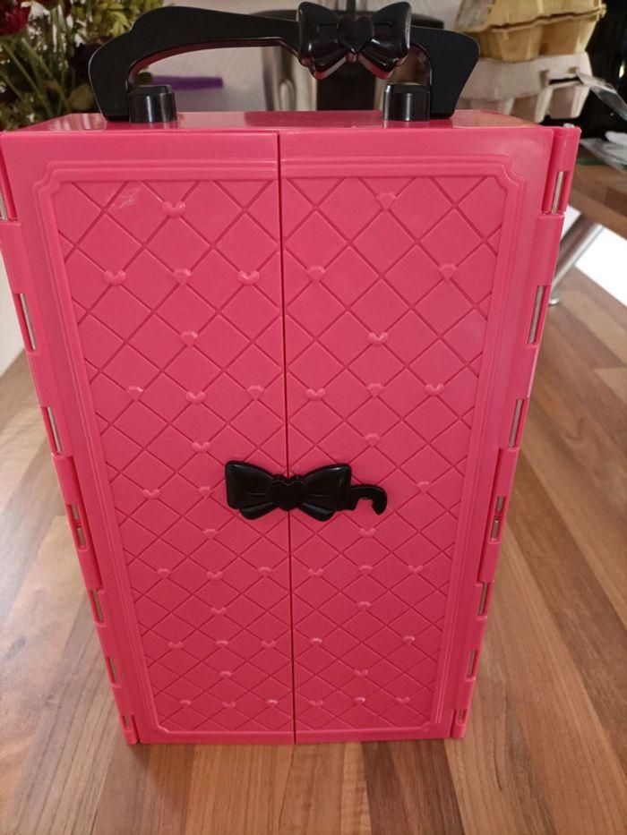 Valisette armoire de barbie + quelques vêtements - photo numéro 2