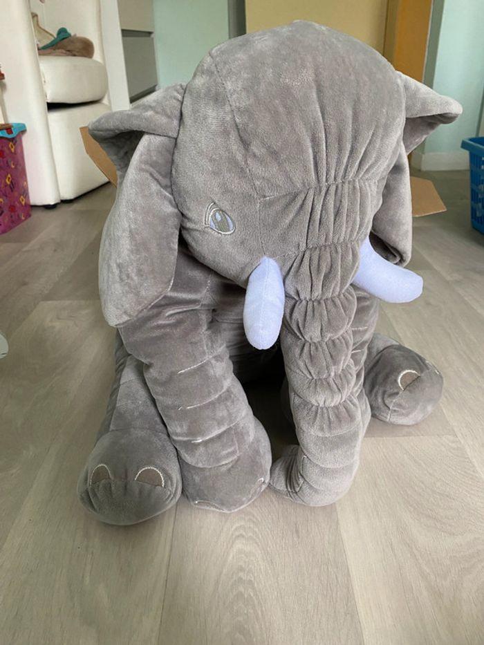 Grosse peluche éléphant