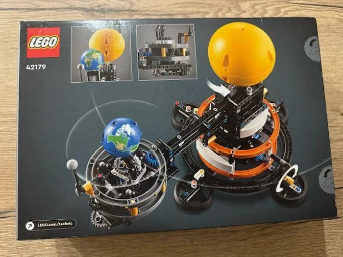 LEGO 42179 : La planète Terre et la Lune en orbite - photo numéro 2