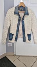 Veste matelassé beige et jeans