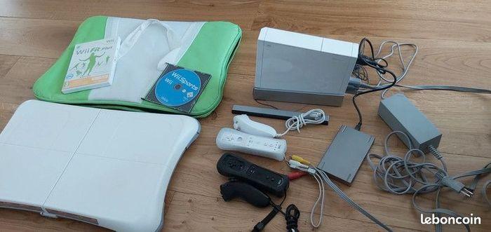 Console Wii + 2 Manettes + Wii Fit + Jeux - photo numéro 2