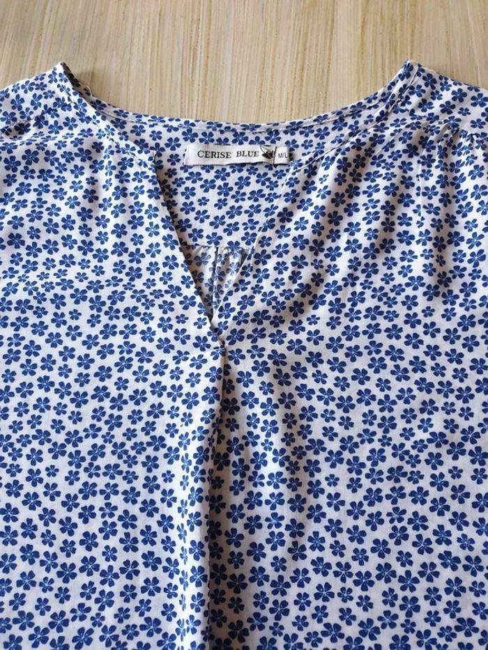 Blouse blanche à fleurs bleues - photo numéro 4