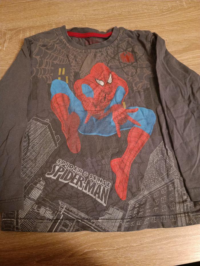 Pulls spiderman