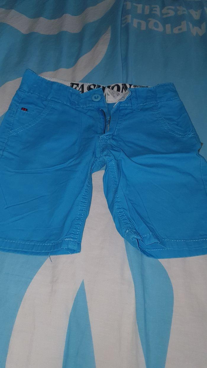 Short bleu