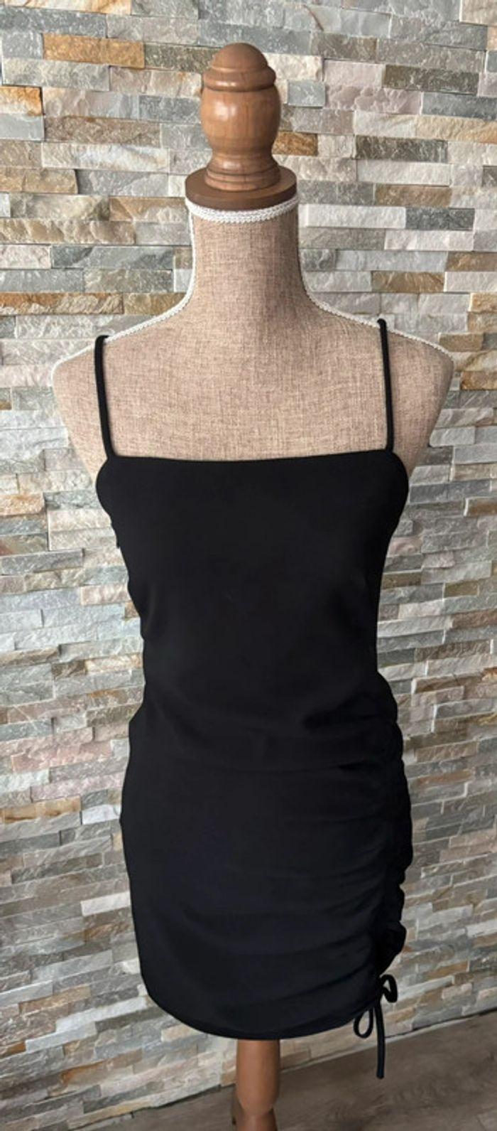 Robe noire Zara taille XS - photo numéro 1