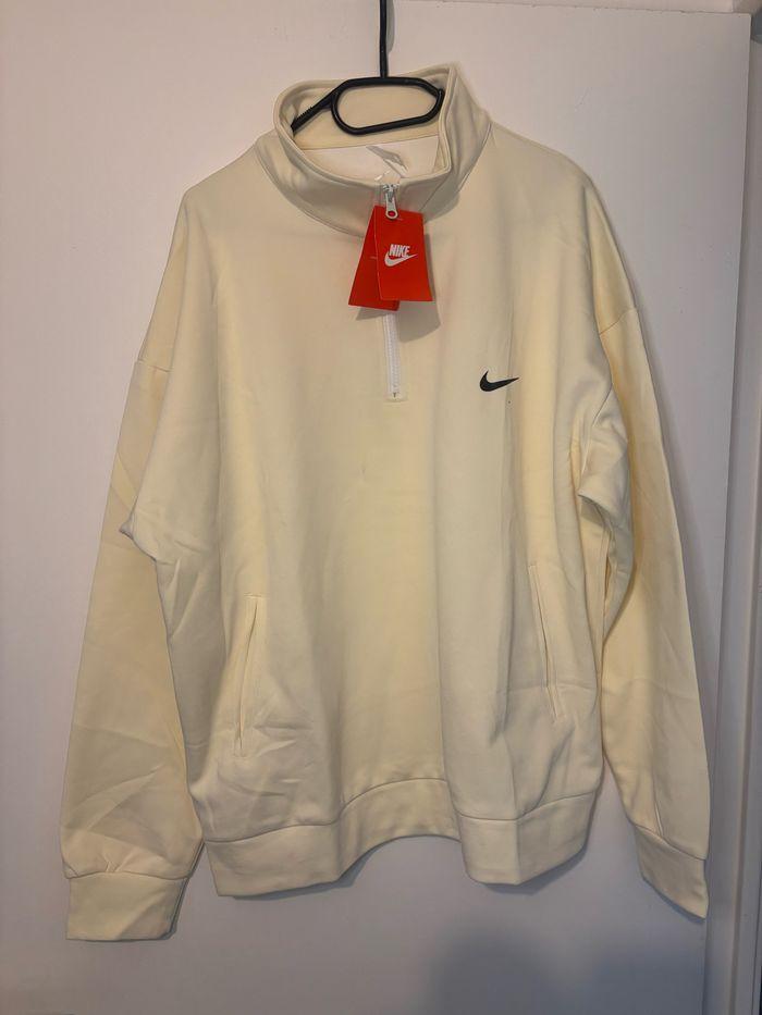 Pull Nike neuf - photo numéro 1