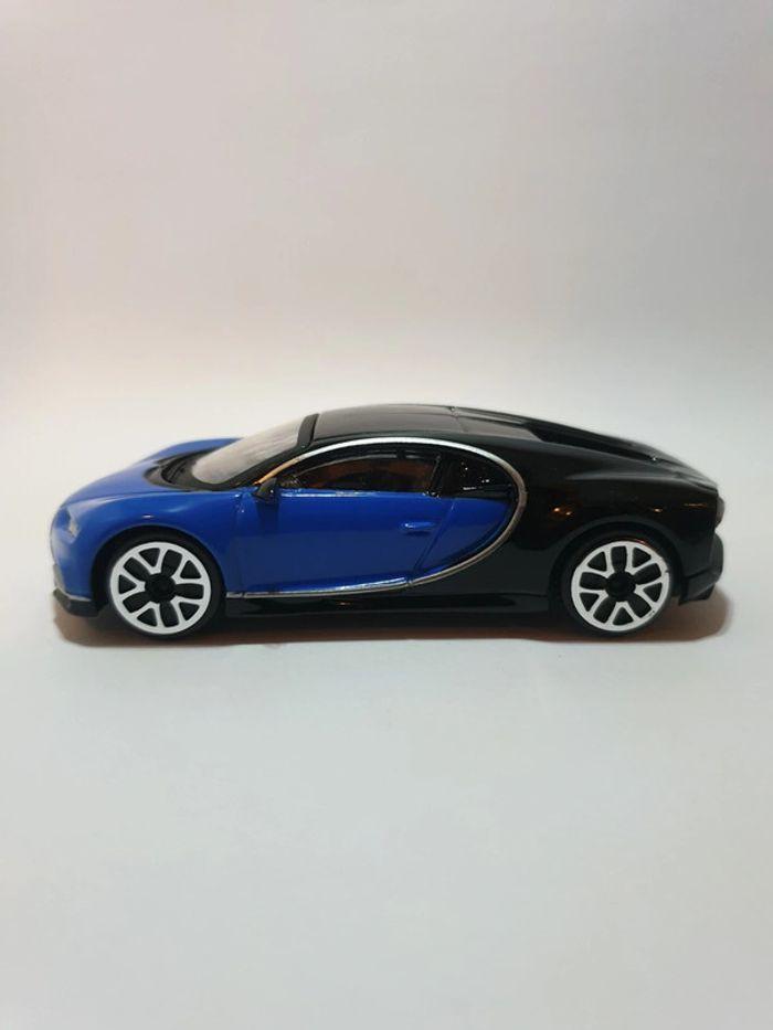 Bugatti Chiron Bleu/Noir 1/43 Burago Street Fire - photo numéro 3