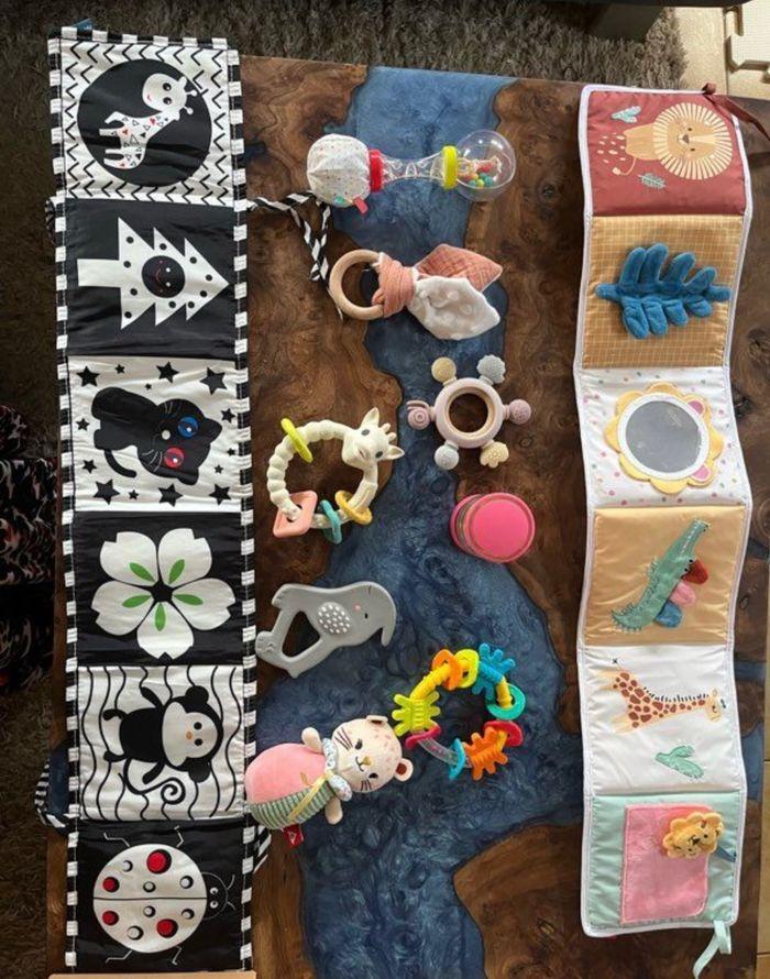 Lot de petits jouets bébé - photo numéro 2