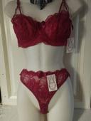 Ensemble de lingerie neuf grenat. 95C L pour le tanga