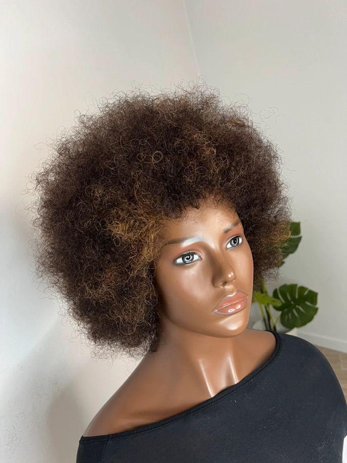 Belle perruque afro avec reflet blond - photo numéro 13