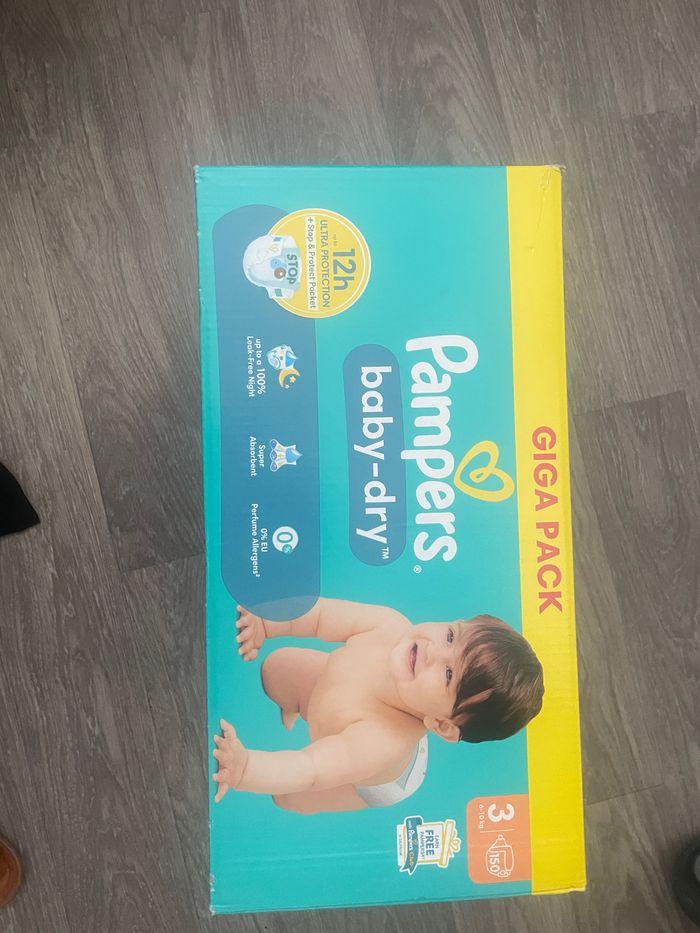 Un carton de couche Pampers giga taille 3