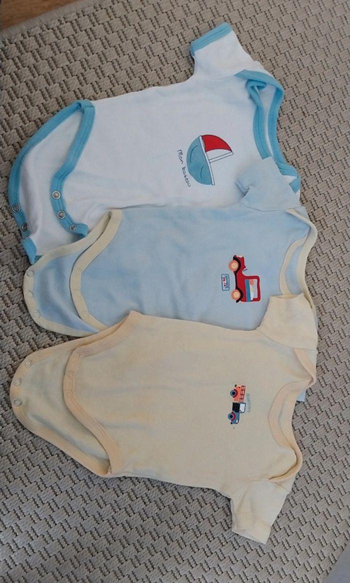 Lot de 2 bodies manches courtes taille 3mois