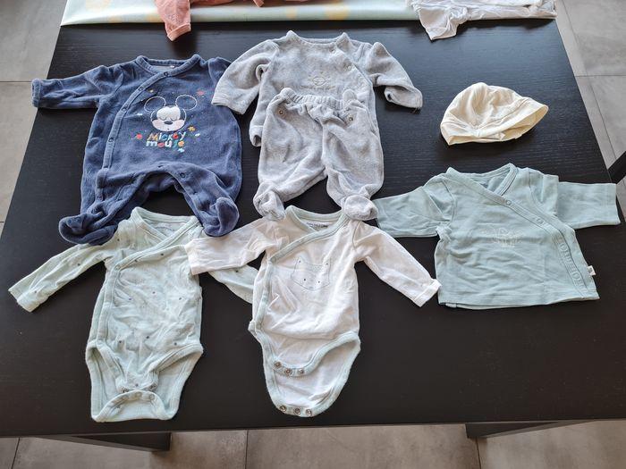 Lot de vêtements bébé