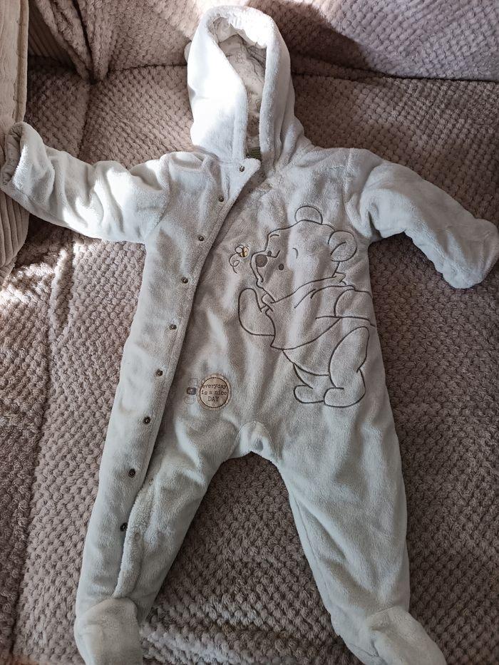 Vends combinaison Disney winnie l'ourson 6-9 mois blanche - photo numéro 1