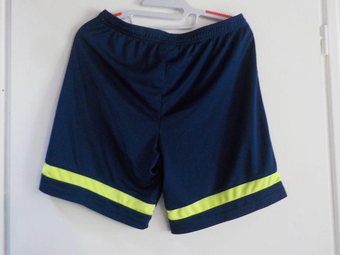 SHORT NIKE BLEU LISERE JAUNE FLUO TAILLE M - photo numéro 3