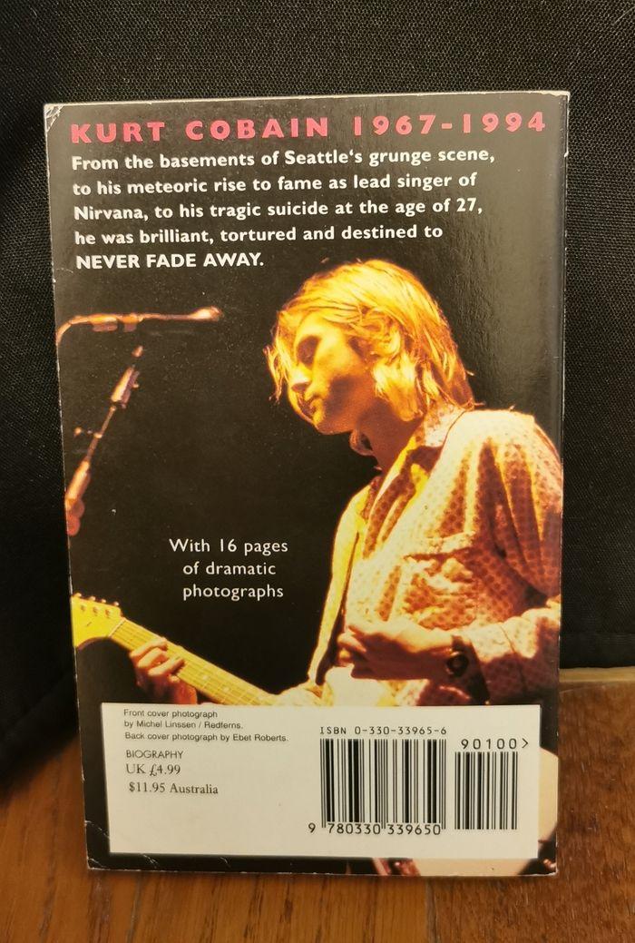 Rare livre kurt Cobain Never fade away - photo numéro 2