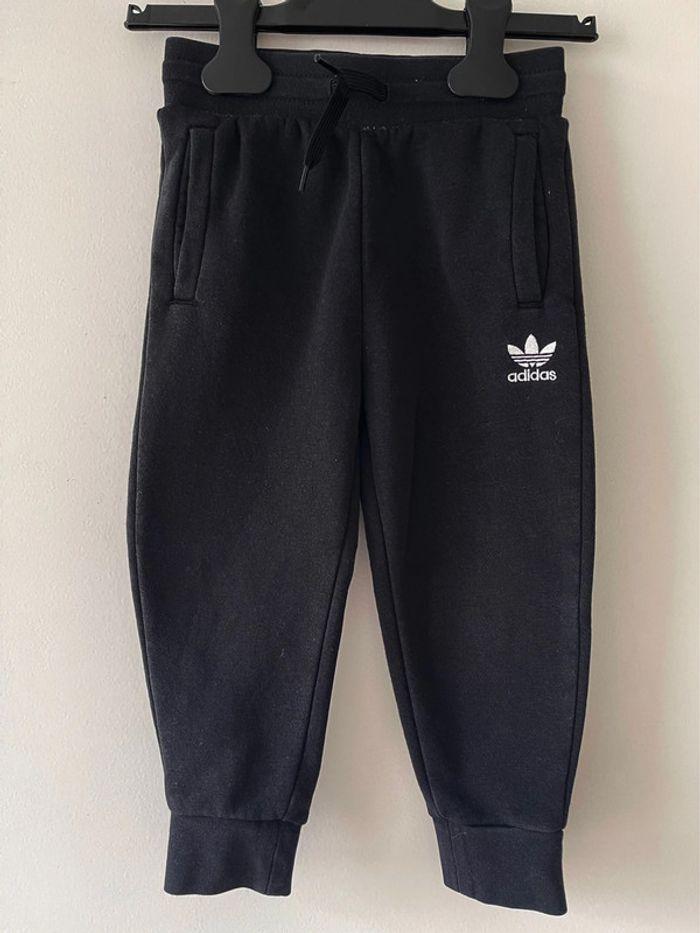 Pantalon de jogging Adidas originals noir taille 2-3 ans en parfait état - photo numéro 1