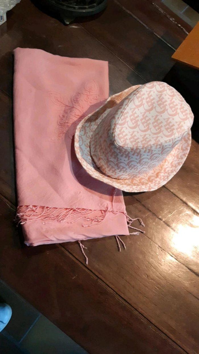 Chapeau Kiabi taille 57 toile rose blanc - photo numéro 1