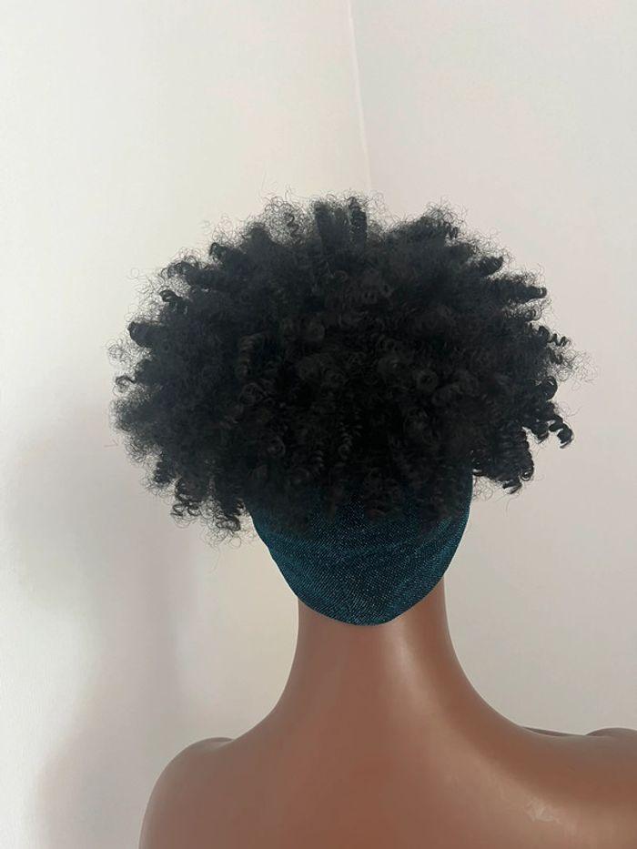 Perruque bandeau afro bouclée noire - photo numéro 5