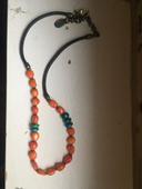 Collier en cuir, corail et turquoise