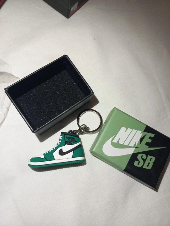 Porte clef nike vert avec boite - photo numéro 3