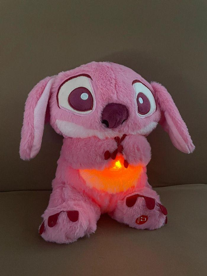 Peluche lumineuse Disney Stitch Angel qui respire 🩷 - photo numéro 9