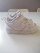 Baskets Nike blanches enfant