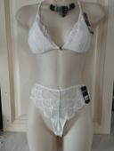 Ensemble de lingerie neuf triangle ouverture devant taille M . Avec tanga.Couleur ivoire