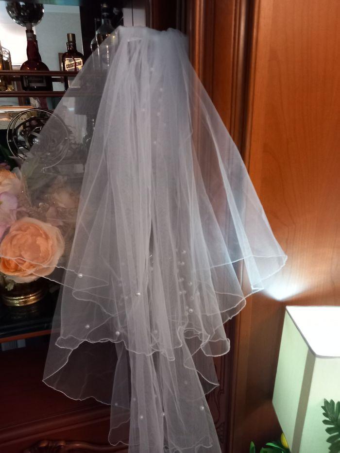 Voile de mariée en tulle  couleur blanc à 2 volants   avec groupes   de perles fines - photo numéro 1