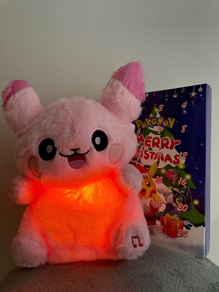 🚨🎅 OFFRE SPÉCIAL NOËL 🚨🎁🎅✨  Peluche lumineuse respirante Pokémon Pikachu + calendrier de l’Avent de Noël Pokémon - photo numéro 7