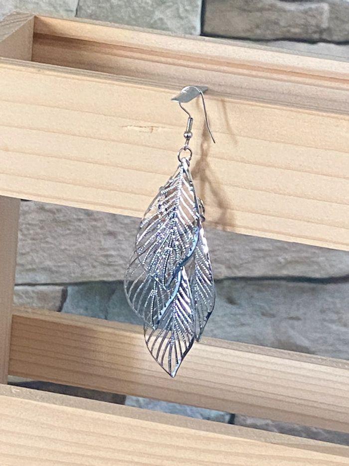 Boucles d’oreilles pendantes feuilles argentées - photo numéro 5