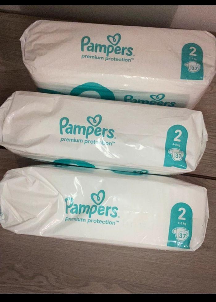 Lot de couches Pampers taille 2