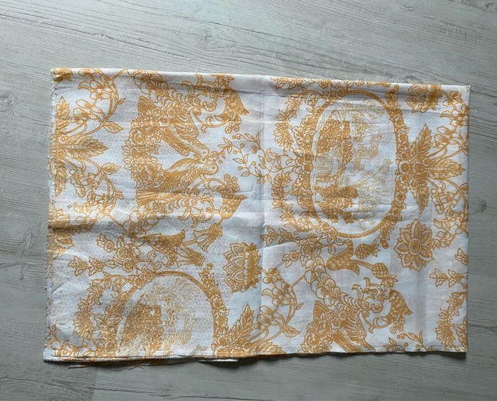 Tissu blanc motifs orange