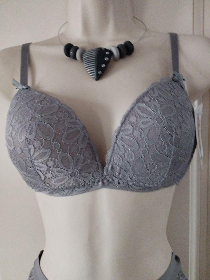 Ensemble de lingerie neuf, sans armatures 85B. Tanga en S/M - photo numéro 2