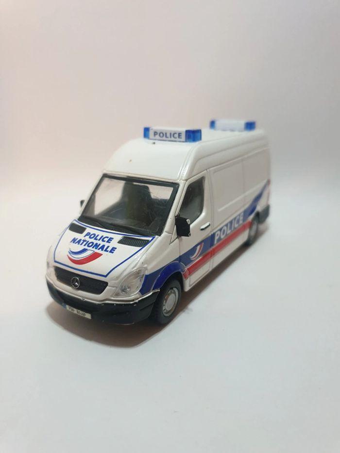 Burago Mercedes-Benz Sprinter Police Nationale 1/48 - photo numéro 1