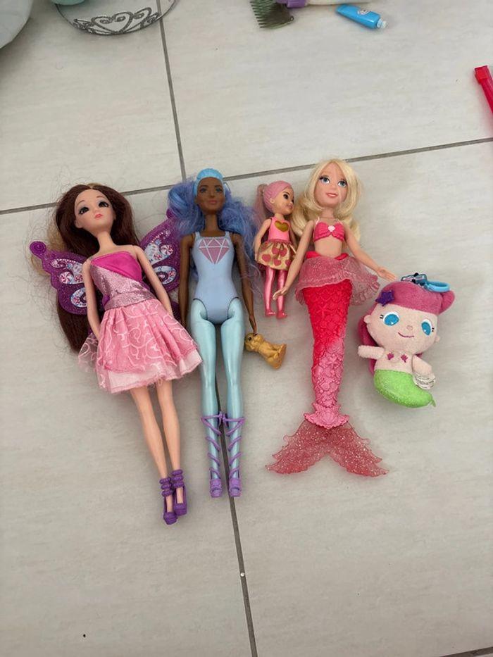 Lot de différentes, poupées Barbie et sirèneS - photo numéro 1