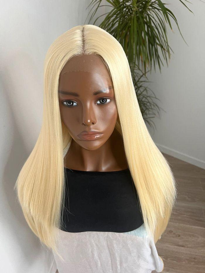 Perruque blonde lisse avec lace frontal - photo numéro 3