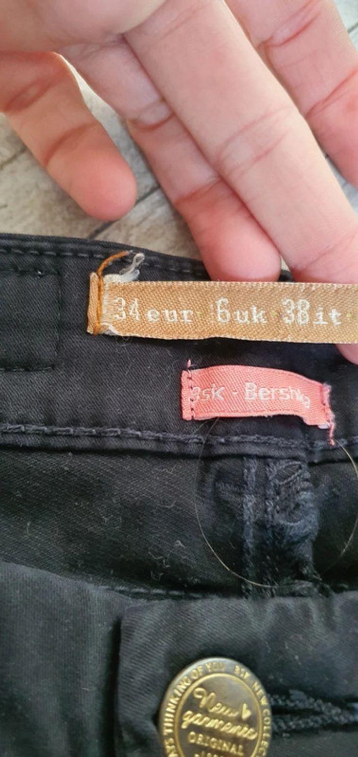 Très beau jean de chez bershka taille 34 en très bon état sauf une des fermetures en bas du jean - photo numéro 8