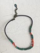 Collier en cuir, corail et turquoise