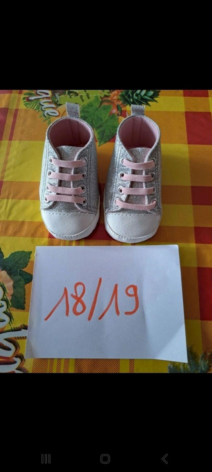 Paire de chaussures bébé taille 18/19 - photo numéro 1