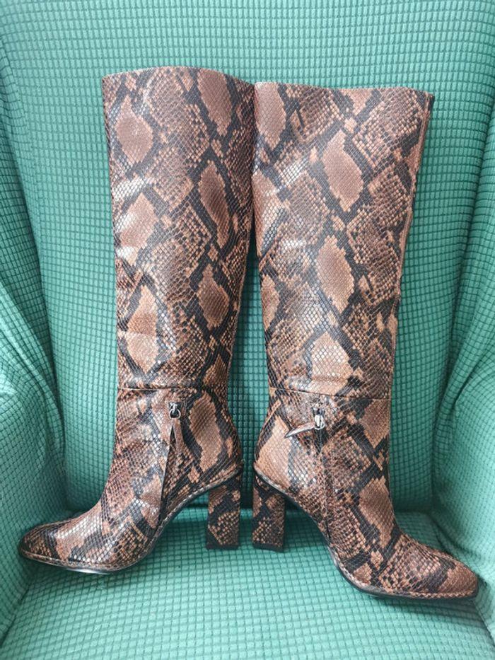 Bottes marron Zara en cuir vegan motif serpent - photo numéro 2