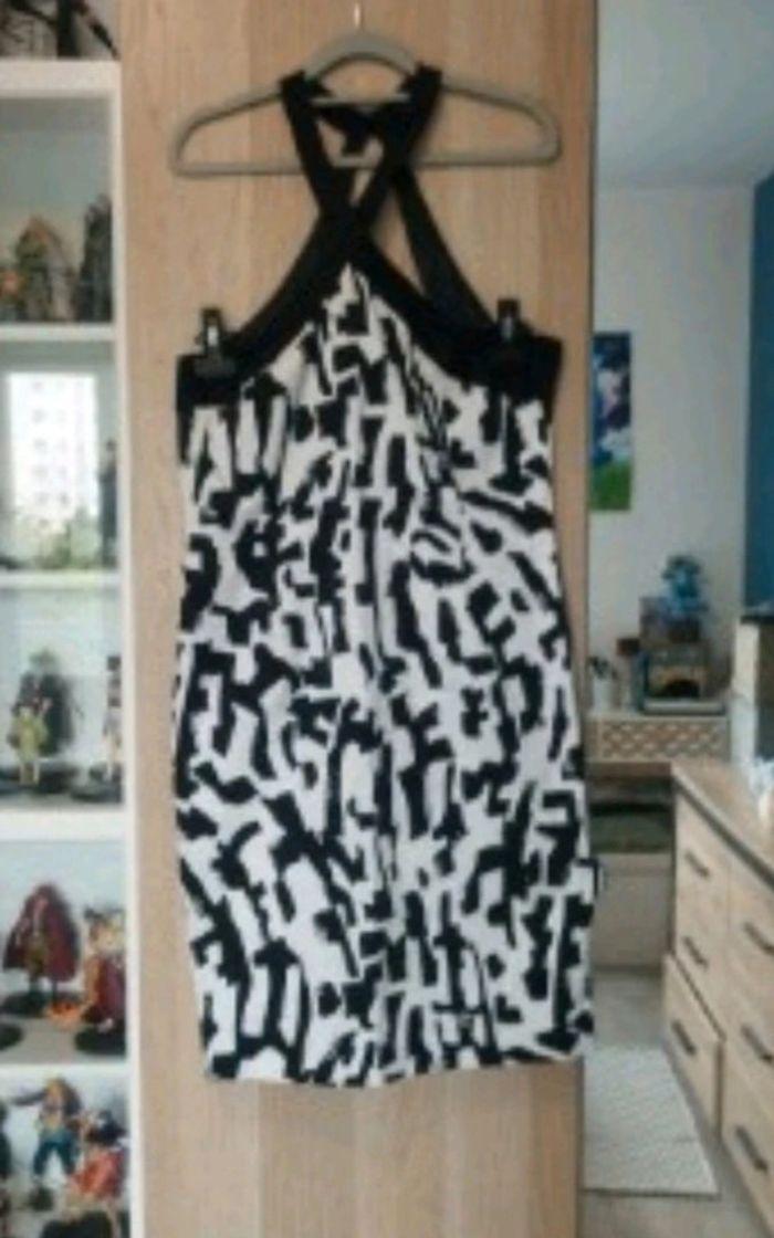 Robe blanche avec dessin noir et détails
Neuve Camaïeu - Taille XXL 44