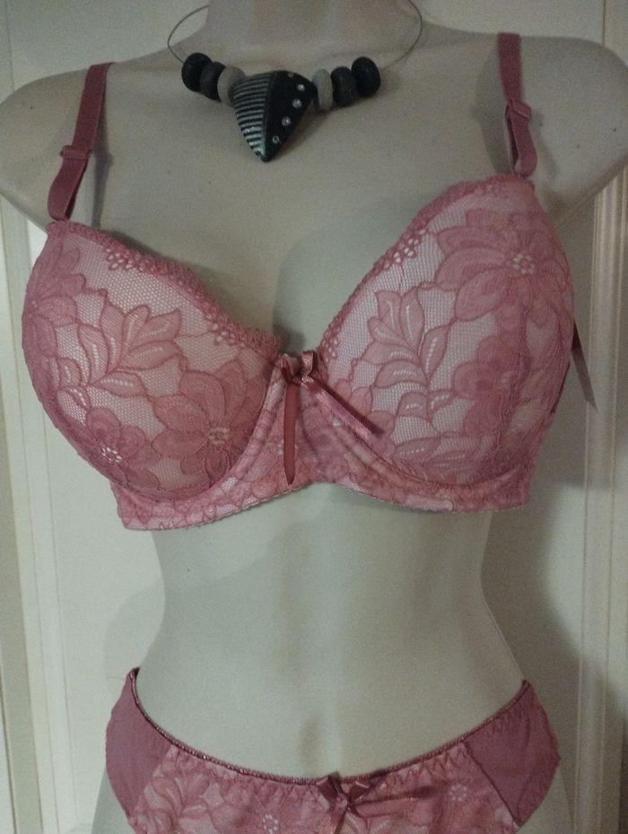 Ensemble de lingerie neuf 100C avec armatures et léger rembourrage et string en 44 - photo numéro 2