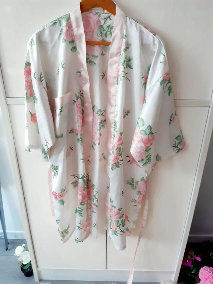 Magnifique kimono blanc fleuri en satin brillant. Vintage 90's. T S/M - photo numéro 4