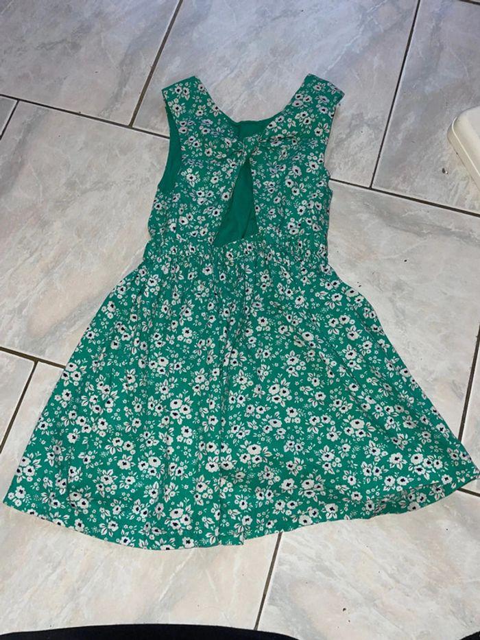 Robe verte kiabi avec fleurs blanche et ouverture dans le dos 5 ans - photo numéro 2