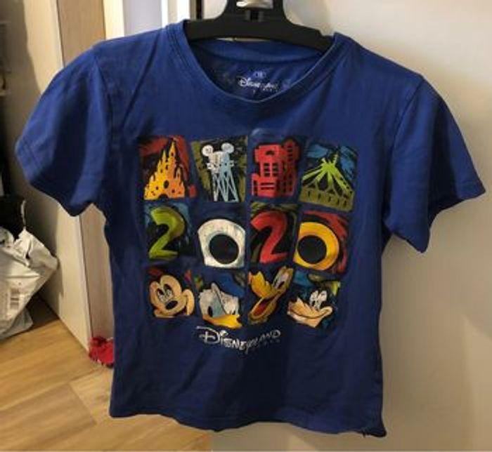 Tee-shirts Bleu Disneyland Paris 2020 10 ans mais taille 8 ans - photo numéro 1