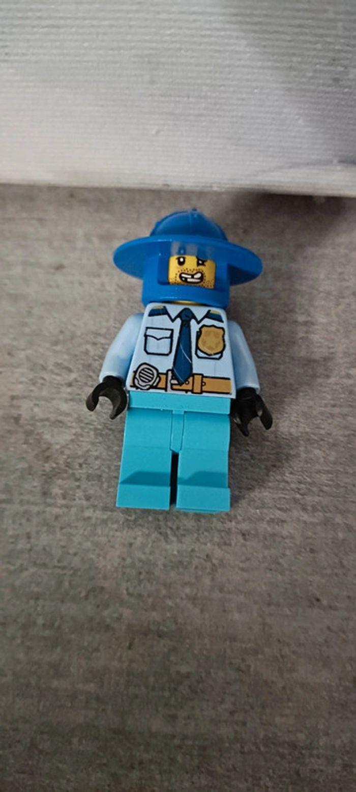 LEGO City Police Man Minifigure - photo numéro 2