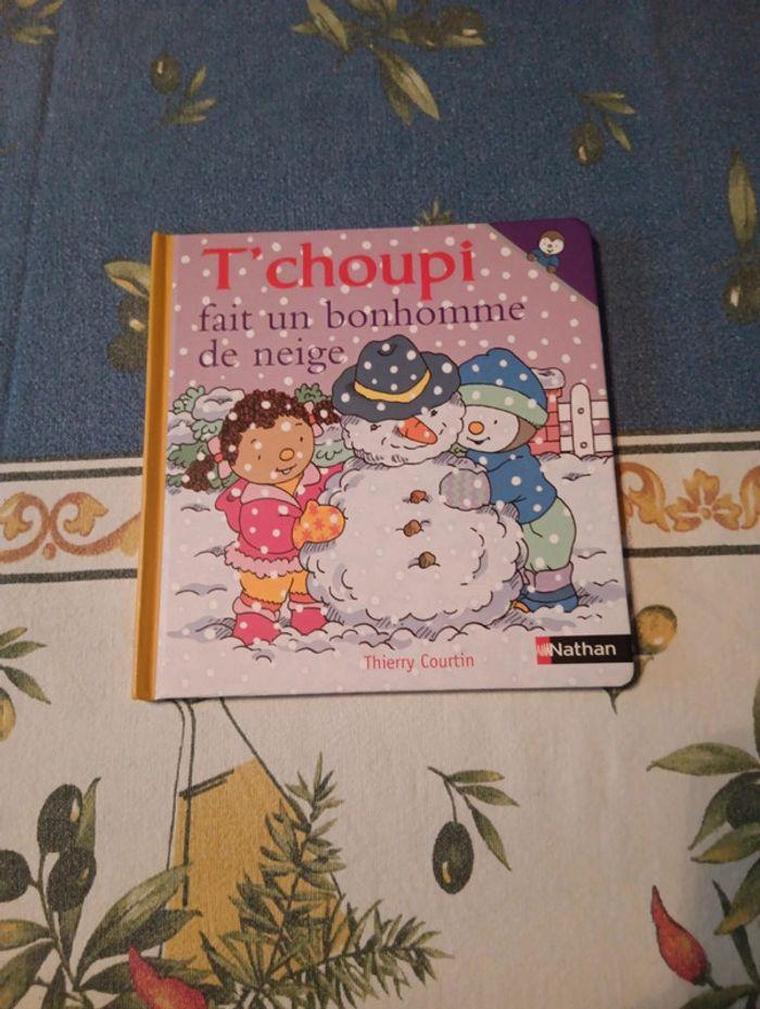 T'choupi fait un bonhomme de neige